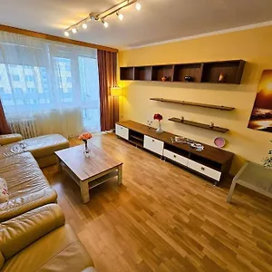 Apartment Family For 6, 10mins To Centre, Free Parking, Quiet Location, New Furniture, Balcony, Prag